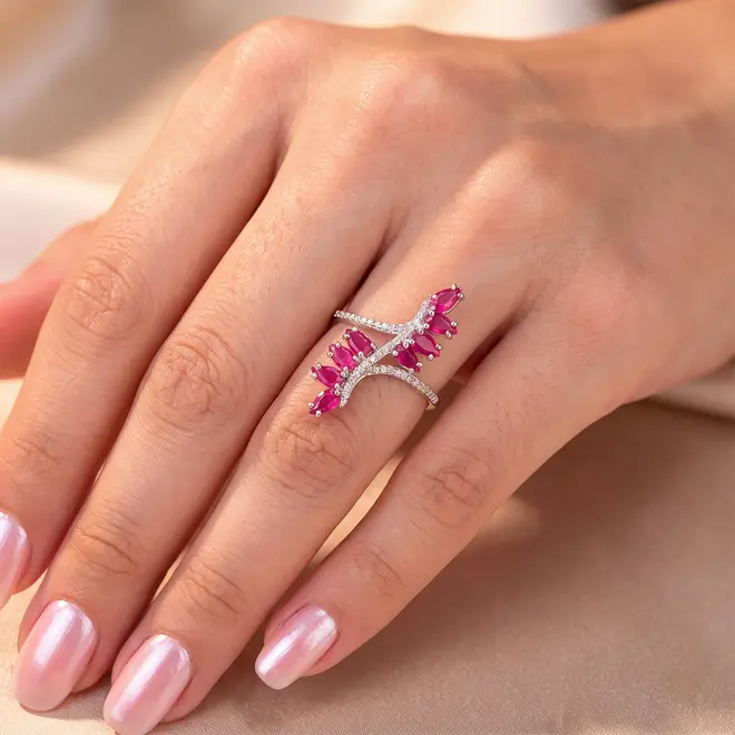 Anel de Ouro Branco com 25 pts em Diamantes e 8 Rubis Totalizando 1,74 ct