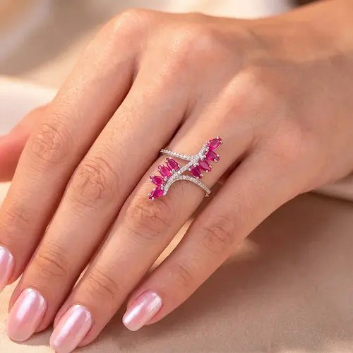 Anel de Ouro Branco com 25 pts em Diamantes e 8 Rubis Totalizando 1,74 ct