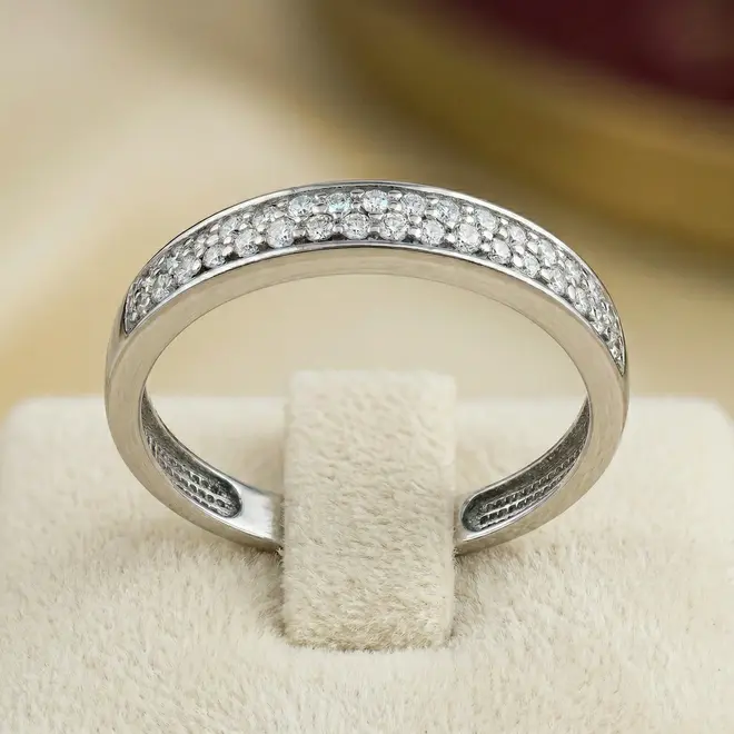 Meia Aliança de Ouro Branco modelo trilho com 32 Diamantes