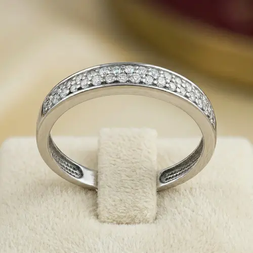 Meia Aliança de Ouro Branco modelo trilho com 32 Diamantes