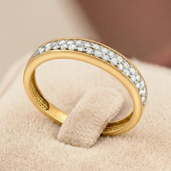 Meia Aliança de Ouro modelo trilho com 32 Diamantes