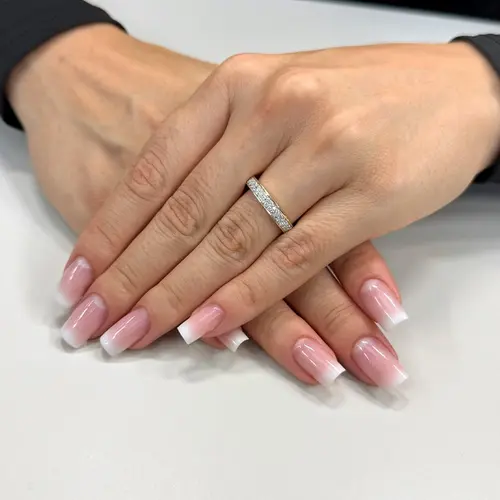 Meia Aliança de Ouro modelo trilho com 32 Diamantes