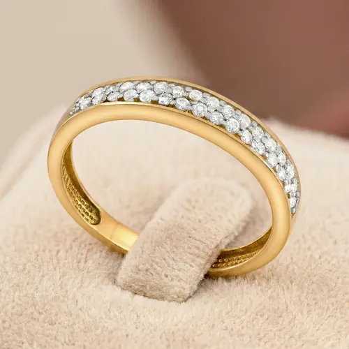 Meia Aliança de Ouro modelo trilho com 32 Diamantes