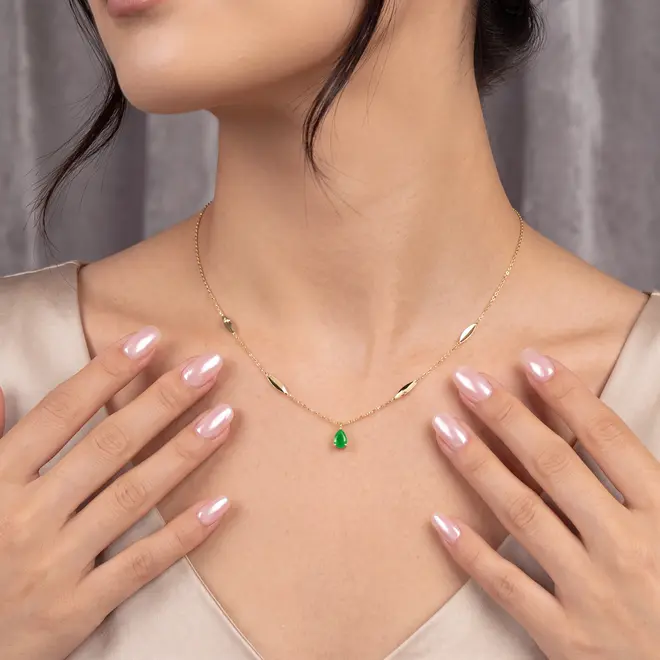 Colar de Ouro Amarelo com Plaquinhas e Jade Gota