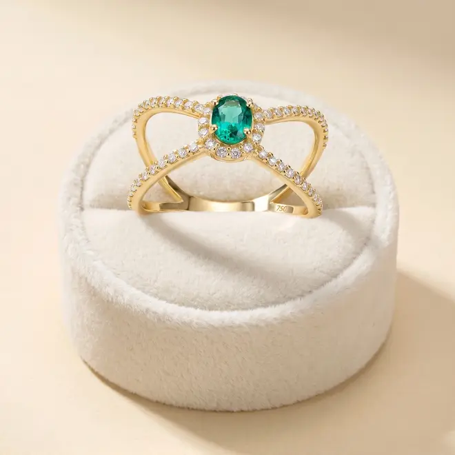 Anel X de Ouro Amarelo com 60 pts em Diamantes e Esmeralda de 50 pts