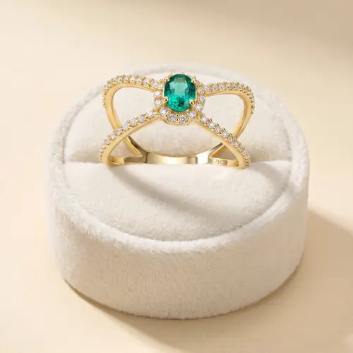 Anel X de Ouro Amarelo com 60 pts em Diamantes e Esmeralda de 50 pts
