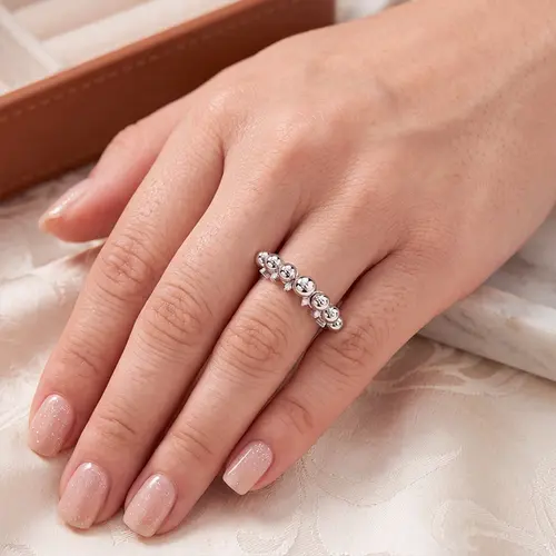 Anel de Ouro Branco com Esferas e 6 Diamantes