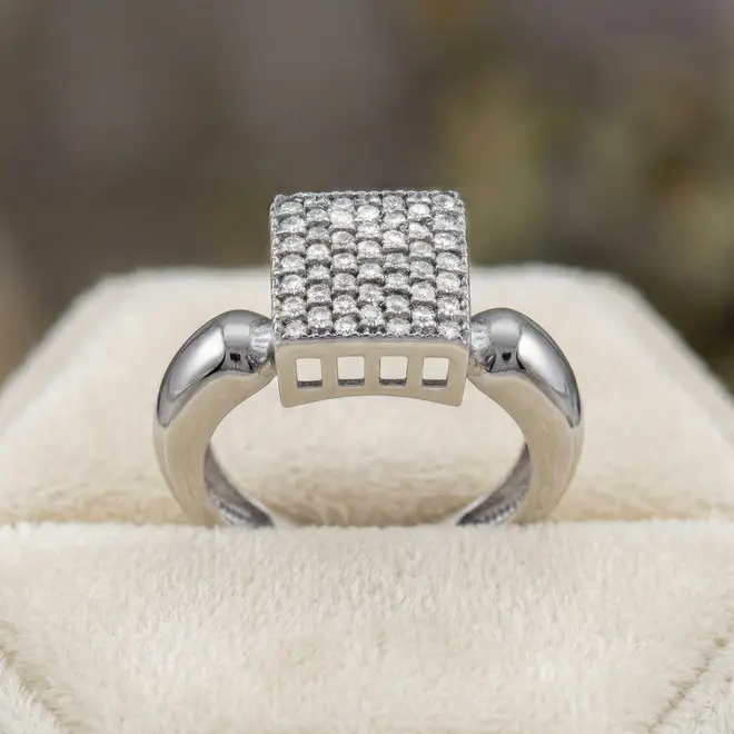 Anel Chuveiro de Ouro Branco com 50 Pts em Diamantes
