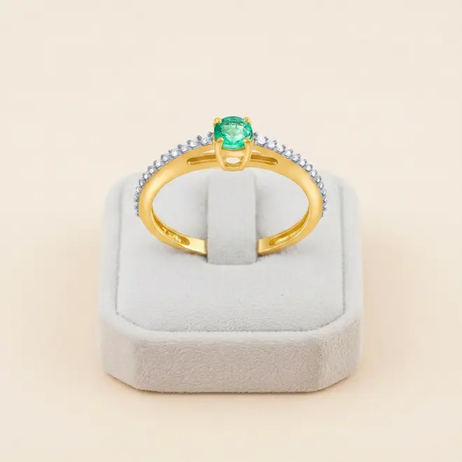 Anel Solitário de Ouro Amarelo com 28 Diamantes e Esmeralda de 30 pts