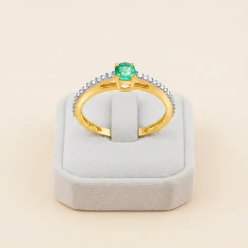 Anel Solitário de Ouro Amarelo com 28 Diamantes e Esmeralda de 30 pts