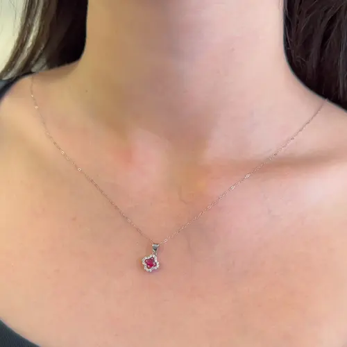 Pingente e Corrente de Ouro Branco com 16 Diamantes e Rubi de 35 pts