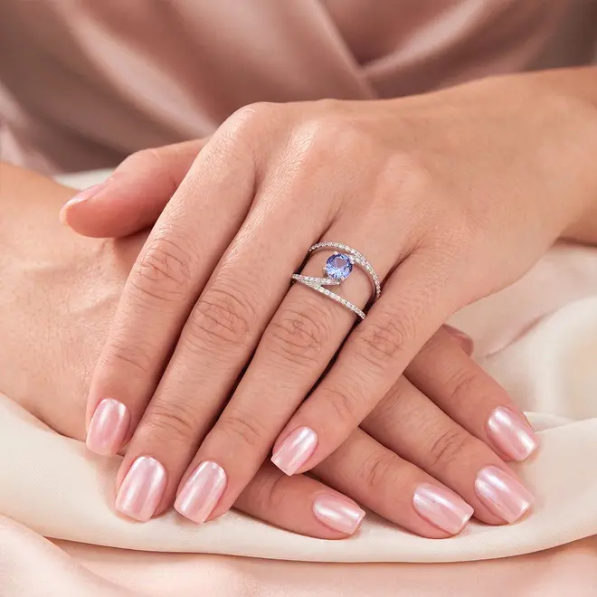 Anel de Ouro Branco com 50 Diamantes e Tanzanita de 99 pts