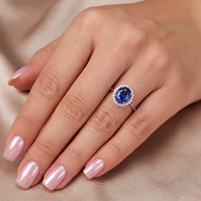 Anel de Ouro Branco com 22 Diamantes e Safira de 2,40 ct