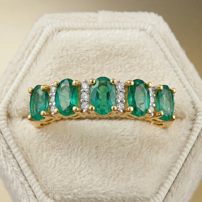 Meia Aliança de Ouro Amarelo com 6 Diamantes e 5 Esmeraldas Totalizando 1,25 ct