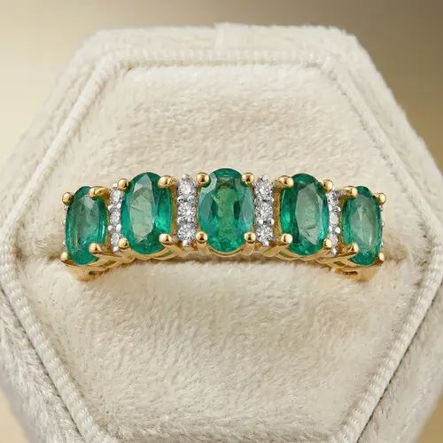 Meia Aliança de Ouro Amarelo com 6 Diamantes e 5 Esmeraldas Totalizando 1,25 ct