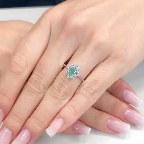 Anel de Ouro Branco com 16 Diamantes e Esmeralda de 50 pts