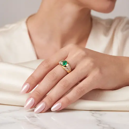 Anel de Ouro com Esmeralda Oval de 1 Cts e 12 Diamantes