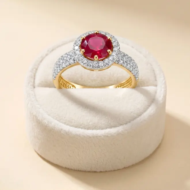 Anel de Ouro Amarelo com 90 Diamantes e Rubi de 1,20 ct