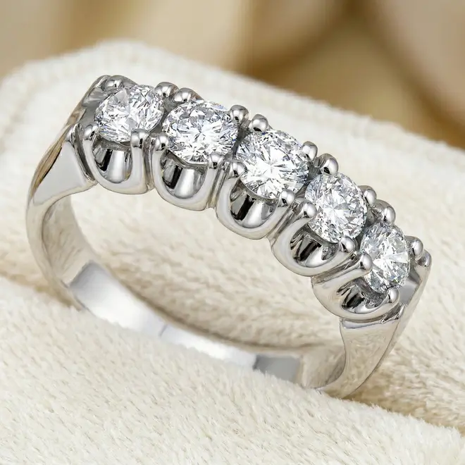 Meia Aliança de Ouro Branco com 5 Diamantes totalizando 1,1 Cts