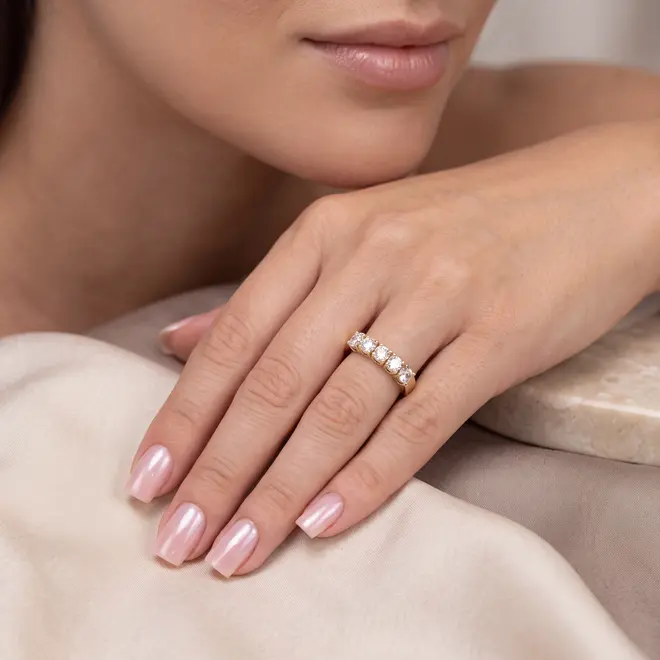 Meia Aliança de Ouro Amarelo com 5 Diamantes totalizando 1,1 Ct