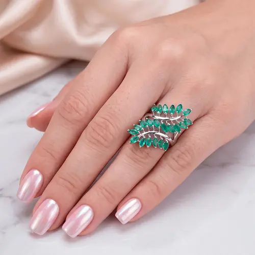 Anel de Ouro Branco com 22 Esmeraldas Navete Totalizando 2,50 ct