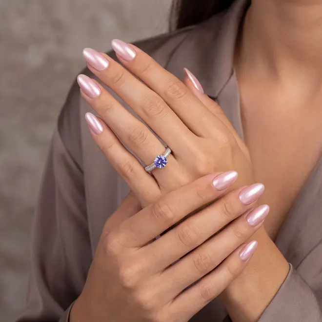 Anel Solitário de Ouro Branco com 14 Diamantes e Tanzanita de 1,0 ct