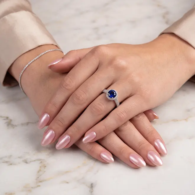 Anel de Ouro Branco com 90 Diamantes e Safira de 1,20 ct