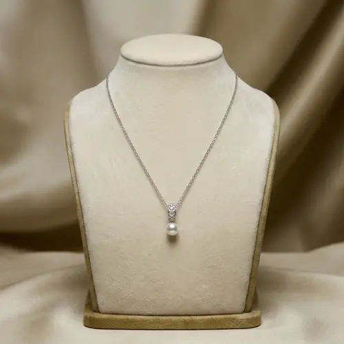 Pingente de Ouro Branco com 19 Diamantes e Pérola