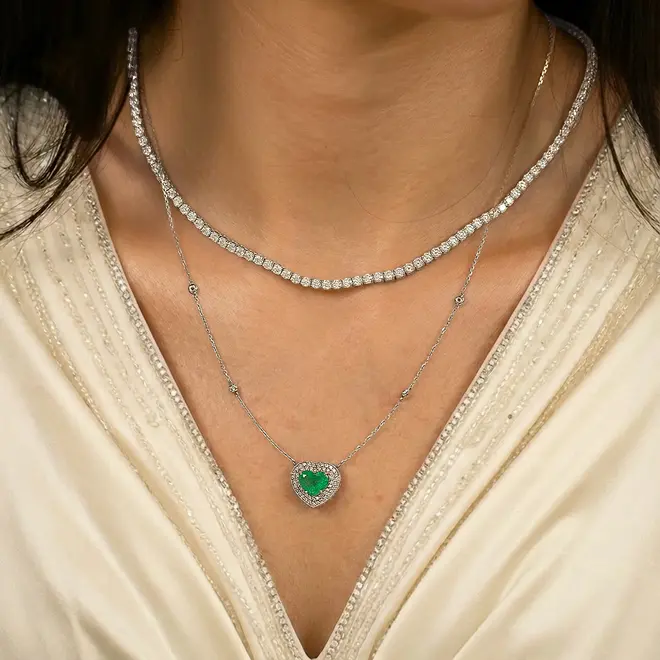 Pingente e Corrente de Ouro Branco com 60 pts em Diamantes e Esmeralda de 2,05 ct