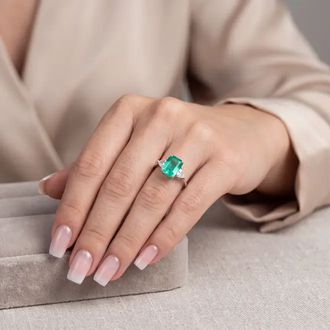 Anel de Ouro Branco com Safiras Brancas e Esmeralda de 3 ct