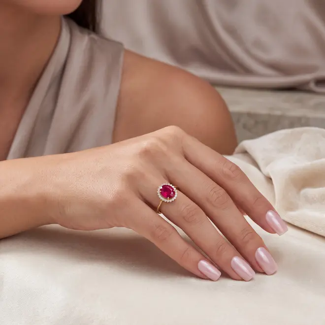 Anel de Ouro Amarelo com 22 Diamantes e Rubi de 2,40 ct
