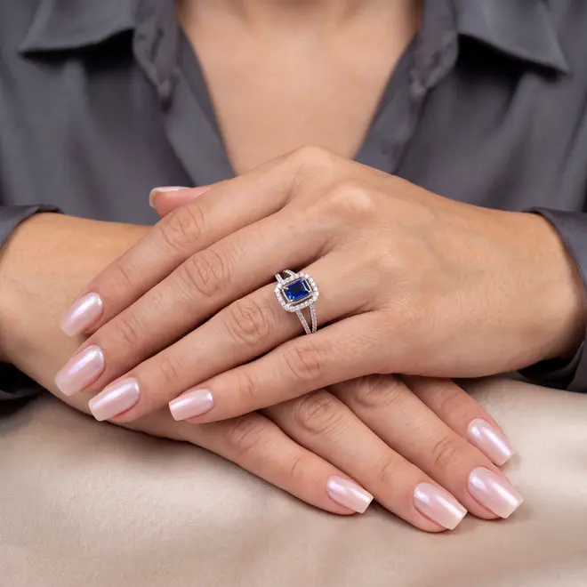 Anel Princess de Ouro Branco com 58 Diamantes e Safira de 60 pts