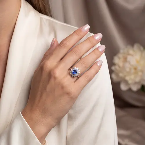 Anel de Ouro Branco com Diamantes e Safira de 1,90 Ct