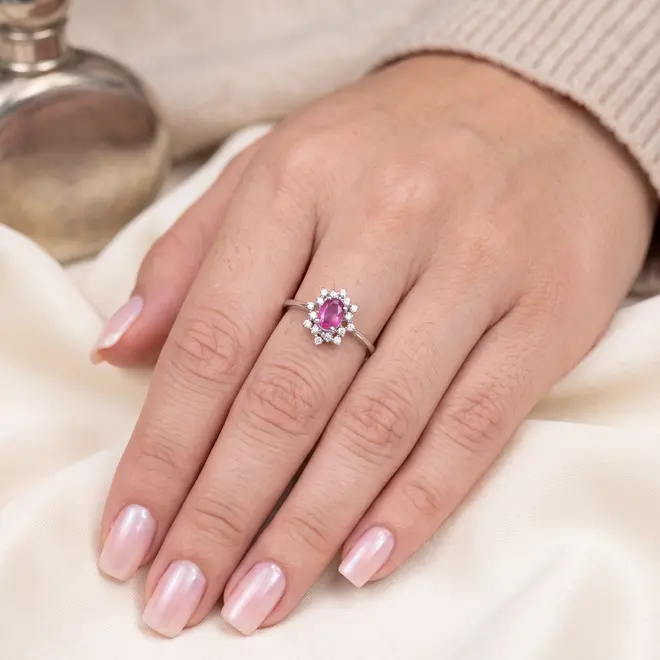 Anel de Ouro Branco com 16 Diamantes e Rubi de 80 pts