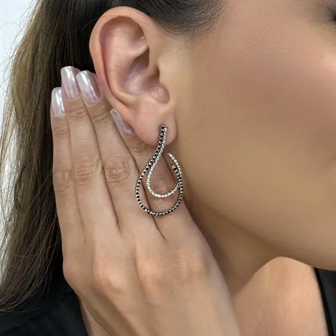 Par de Brincos de Ouro Branco com Diamantes Brancos e Negros