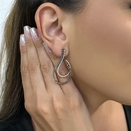 Par de Brincos de Ouro Branco com Diamantes Brancos e Negros