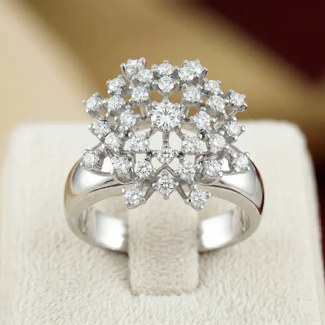 Anel Chuveiro de Ouro Branco com 33 Diamantes