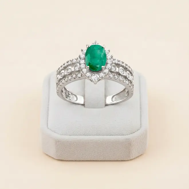 Anel de Ouro Branco com 62 Diamantes e Esmeralda de 50 pts