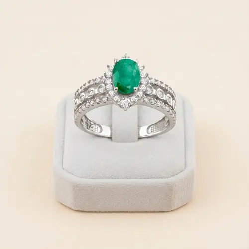 Anel de Ouro Branco com 62 Diamantes e Esmeralda de 50 pts