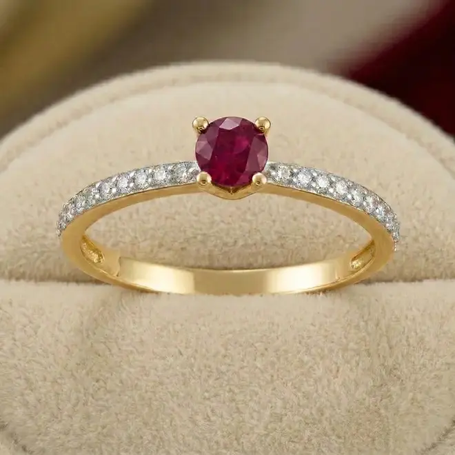 Anel Solitário de Ouro Amarelo com 20 Diamantes e Rubi de 37 pts