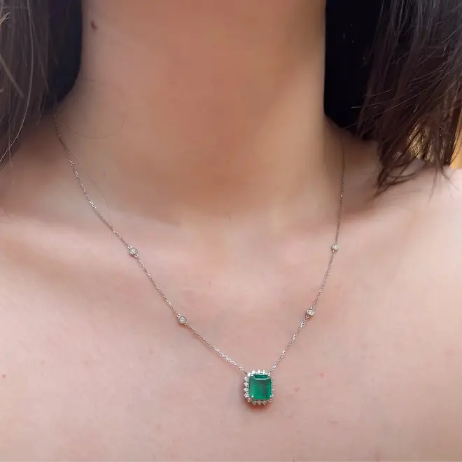 Colar de Ouro Branco com 22 Diamantes e Esmeralda de 3,4 ct