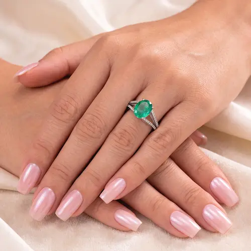 Anel de Ouro Branco com Diamantes e Esmeralda oval de 2,85 Cts