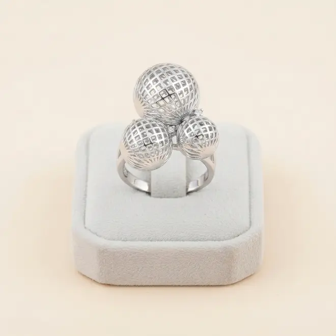 Anel de Ouro Branco com Bolas rendadas e 3 Diamantes