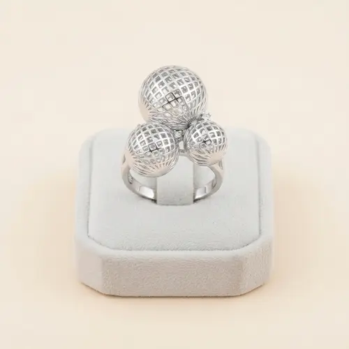 Anel de Ouro Branco com Bolas rendadas e 3 Diamantes