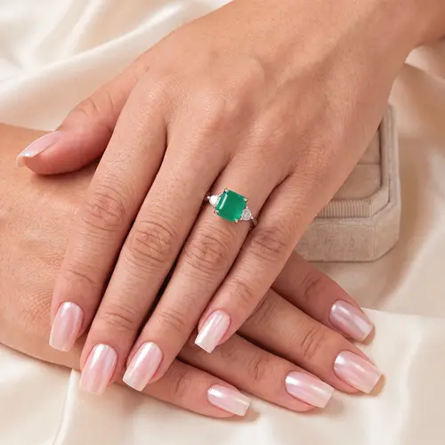 Anel de Ouro Branco com 50 pts em Safiras Brancas e Esmeralda de 2,43 ct