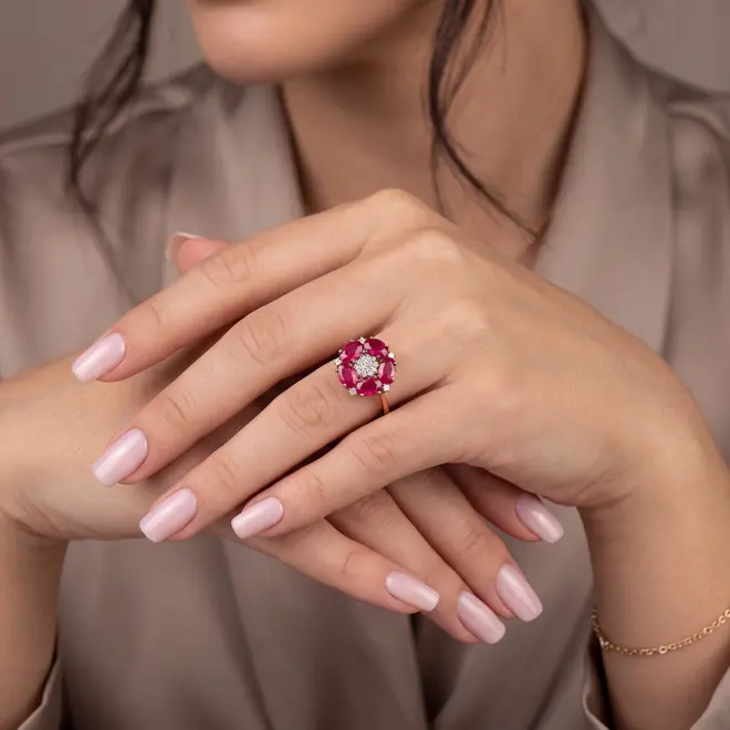 Anel Floral de Ouro Amarelo com 19 Diamantes e 4 ct em Rubis