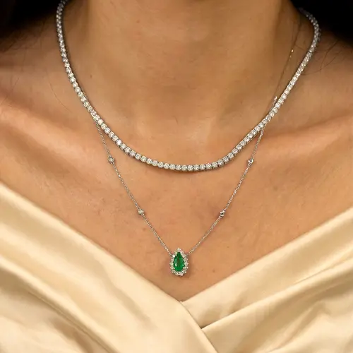 Colar de Ouro Branco com 60 pts em Diamantes e Esmeralda de 1,7 ct