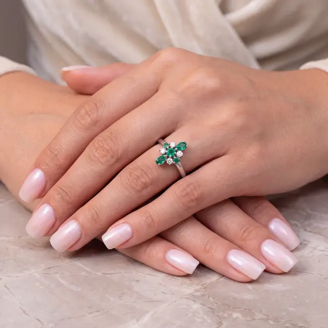 Anel de Ouro Branco com 4 Diamantes e 5 Esmeraldas