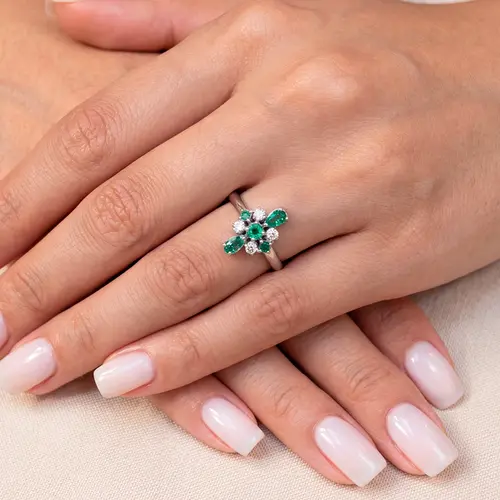 Anel de Ouro Branco com 4 Diamantes e 5 Esmeraldas