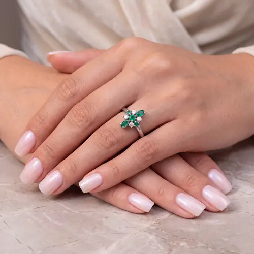 Anel de Ouro Branco com 4 Diamantes e 5 Esmeraldas